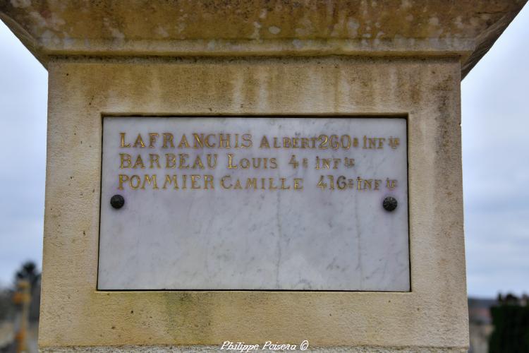 Monument aux morts au cimetière de Urzy