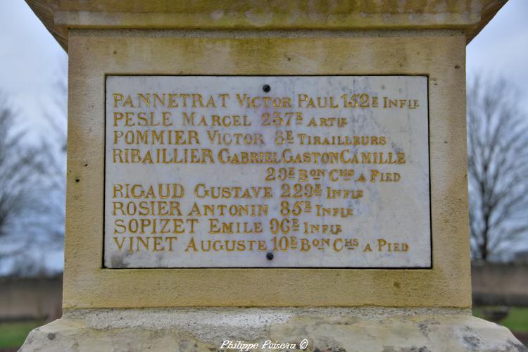 Monument aux morts au cimetière de Urzy