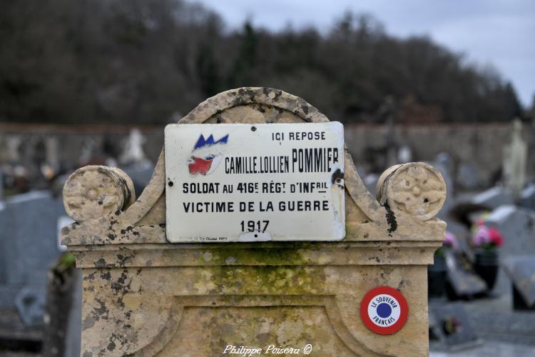 Monument aux morts au cimetière de Urzy