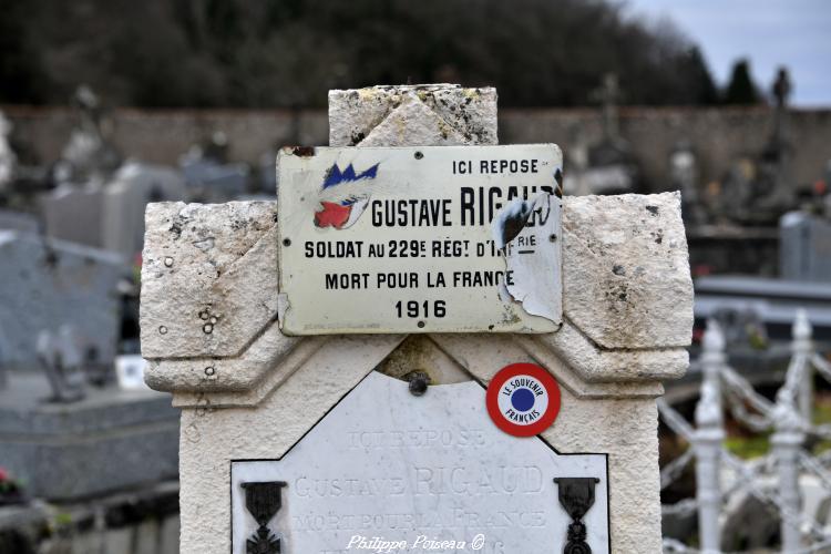 Monument aux morts au cimetière de Urzy