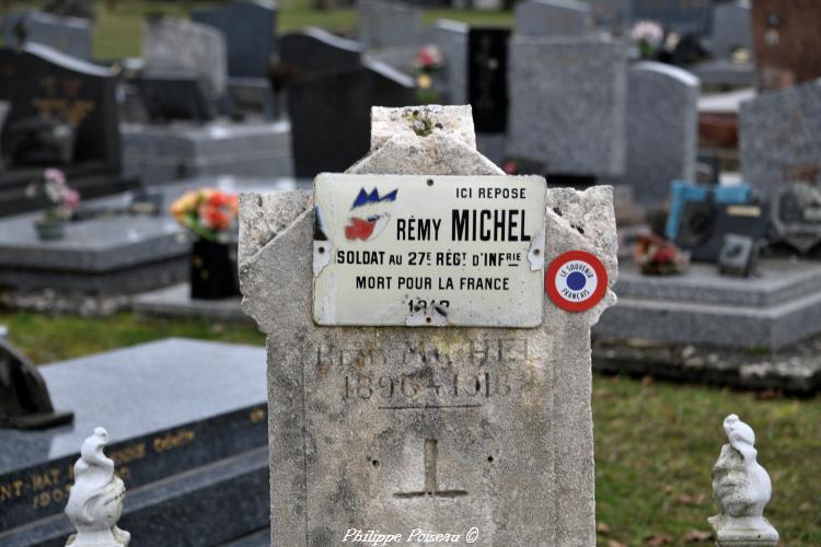 Monument aux morts au cimetière de Urzy