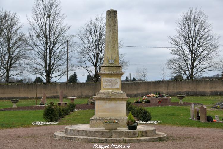 Monument aux morts au cimetière de Urzy