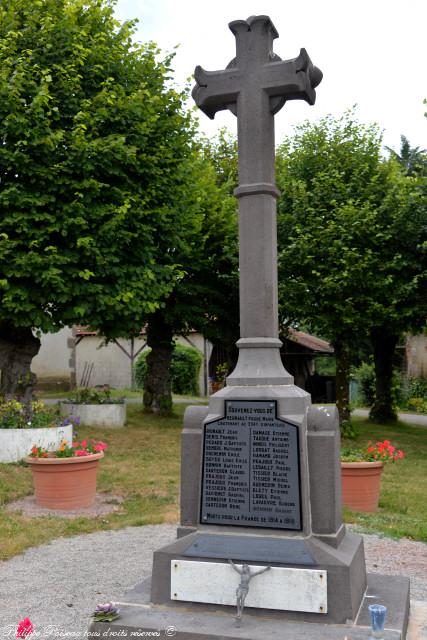 Croix aux morts de « Neuville lés Decize » un hommage