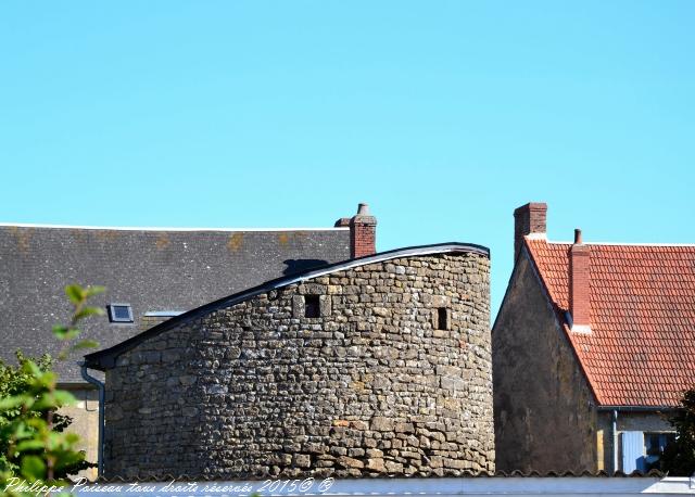 Ancienne Tour des fortifications de Prémery