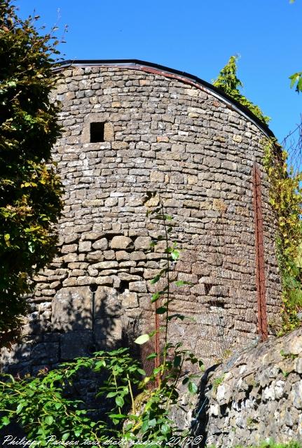 Ancienne Tour des fortifications de Prémery