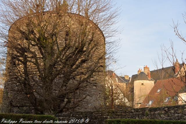 Ancienne Tour des fortifications de Prémery