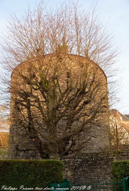 Ancienne Tour des fortifications de Prémery
