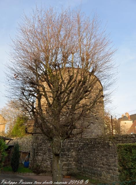 Ancienne Tour des fortifications de Prémery