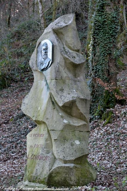 Stèle de Courmont à Château Chinon