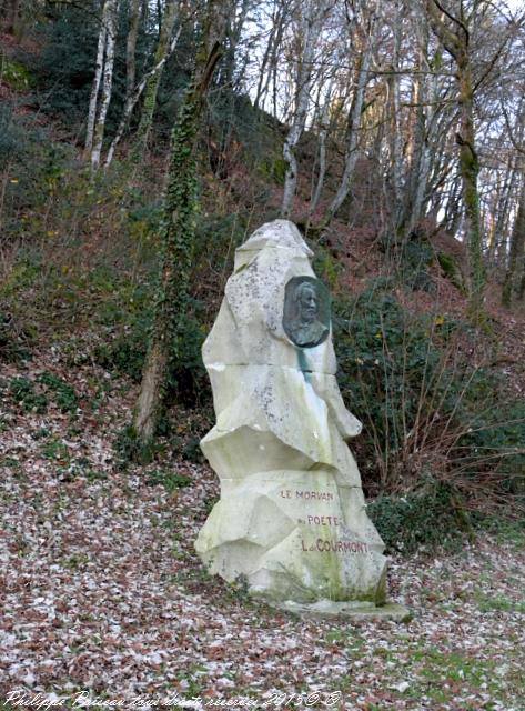 Stèle de Courmont à Château Chinon