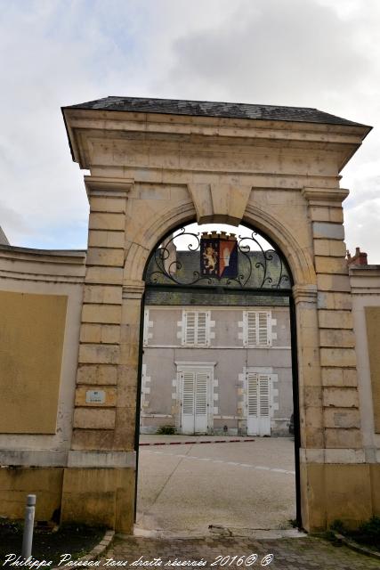 Portail original à Nevers un beau patrimoine de la commune