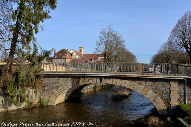 Petit pont de Corbigny sur l'Anguison