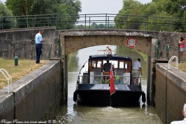 Écluse de Champvert un remarquable ouvrage du Canal