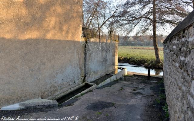 Petit lavoir de Corbigny le long de l'Anguison