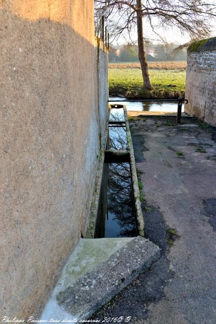 Petit lavoir de Corbigny le long de l'Anguison