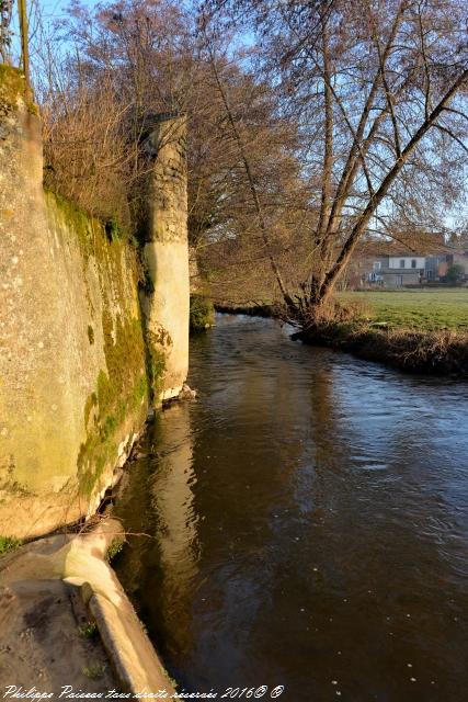 Petit lavoir de Corbigny le long de l'Anguison