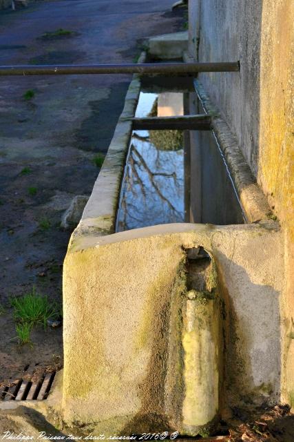 Petit lavoir de Corbigny le long de l'Anguison