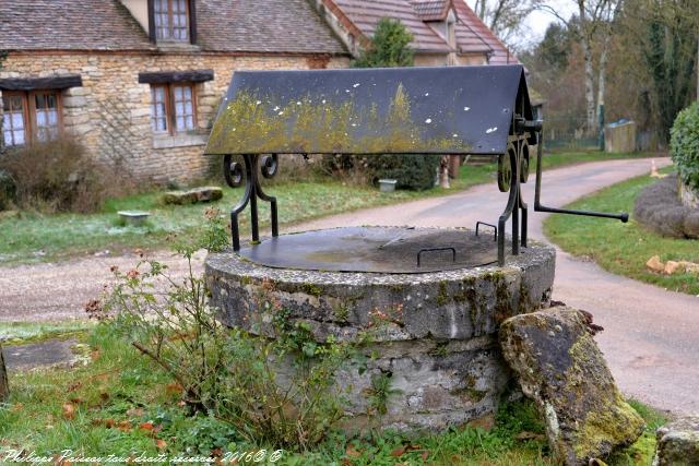 Puits du hameau de Neuville