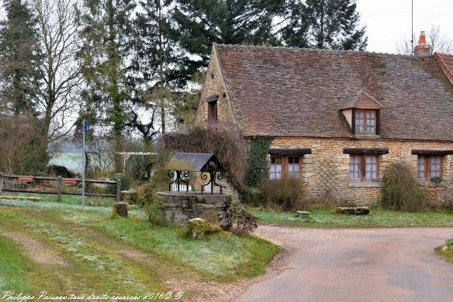 Puits du hameau de Neuville