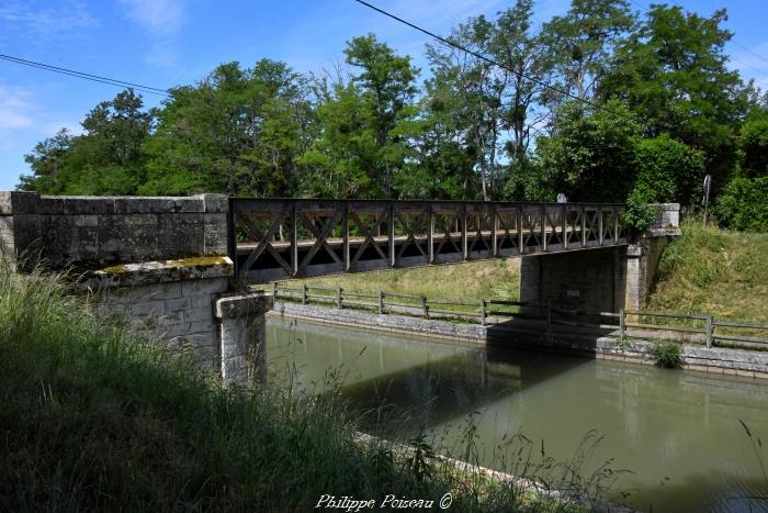 Passerelle du canal latéral de la loire un patrimoine