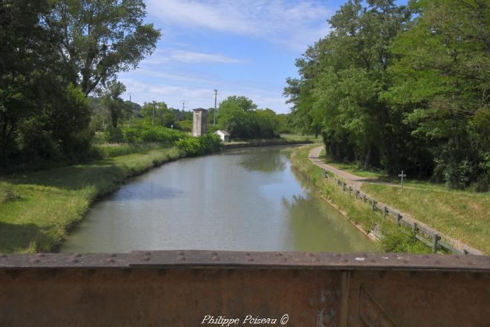 Passerelle du canal latéral de la Loire