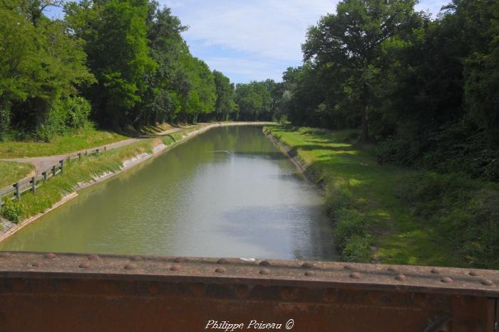 Passerelle du canal latéral de la Loire