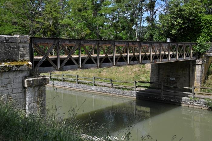 Passerelle du canal latéral à la loire