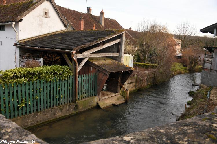 Petit lavoir privé de La Chapelle Saint André un patrimoine