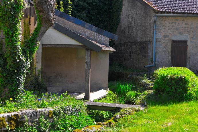 Petit lavoir privé de Lormes un patrimoine