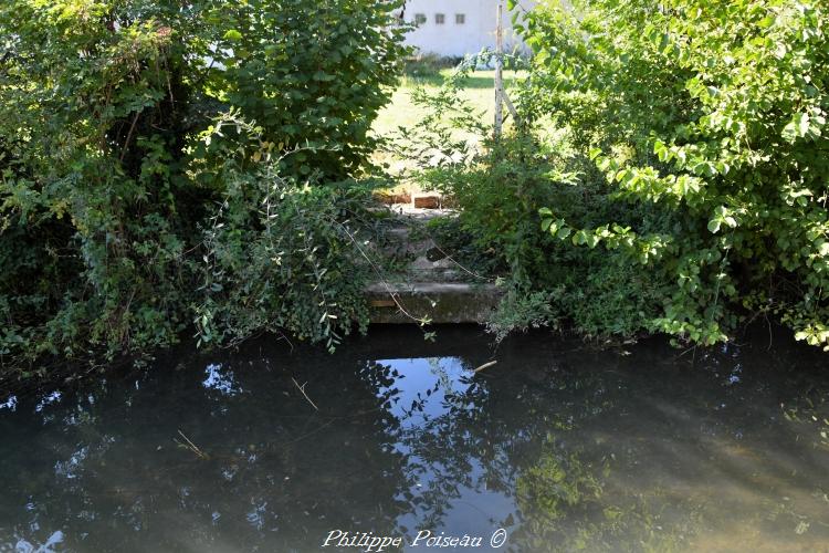 Le petit lavoir privé des Laignes