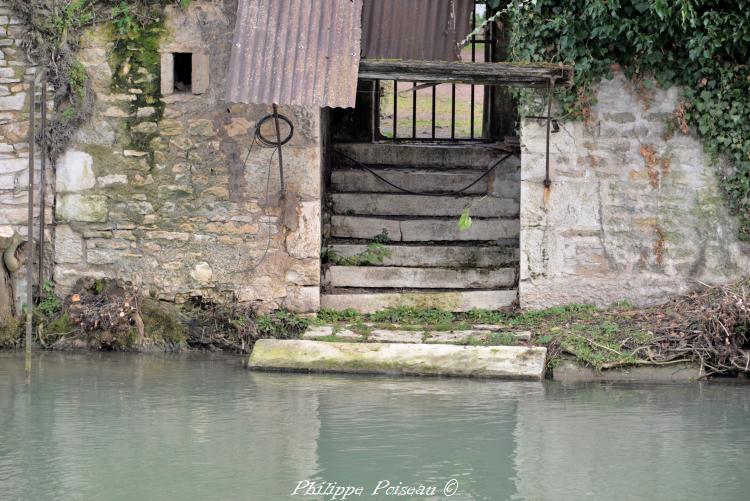 Petit lavoir privé du Beuvron