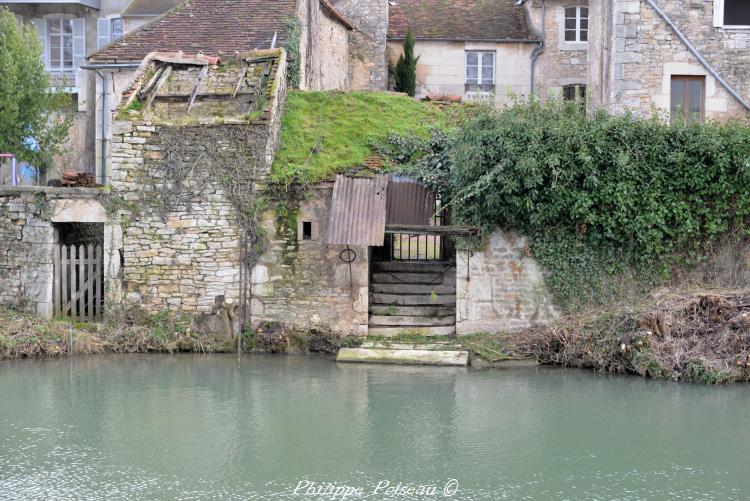 Petit lavoir privé du Beuvron à Clamecy un patrimoine