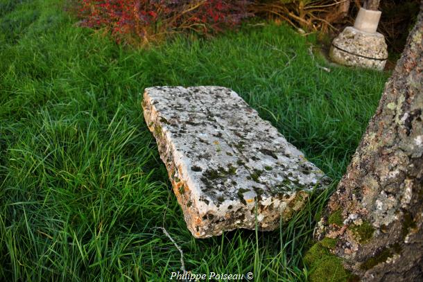 Pierre des morts et Croix de Chevannes-Changy