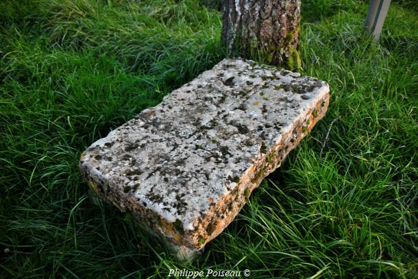 Pierre des morts et Croix de Chevannes-Changy