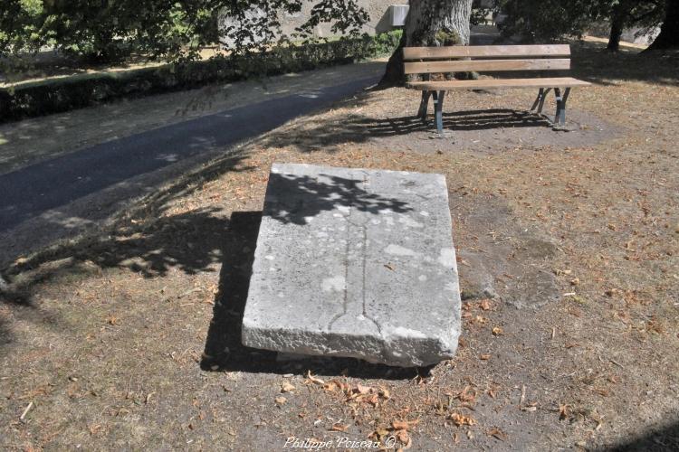 Pierre des morts d'Avril sur Loire