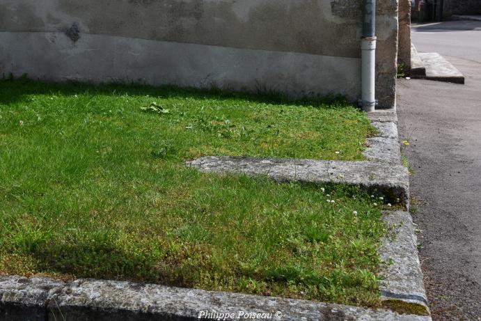 Pierre des morts d'Alligny en Morvan