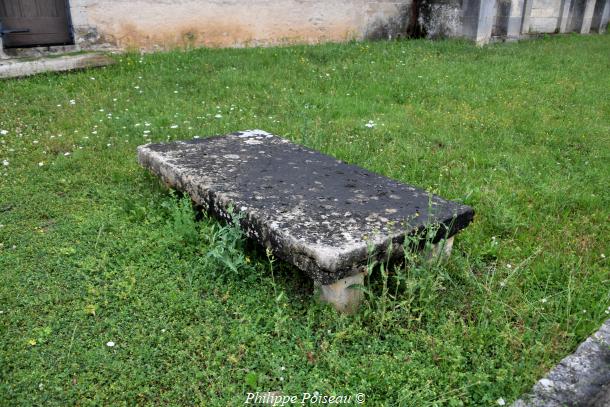 pierre des morts d'aunay en Bazoi