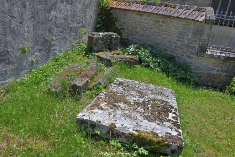 Pierre des morts de Dompierre-sur-Hery