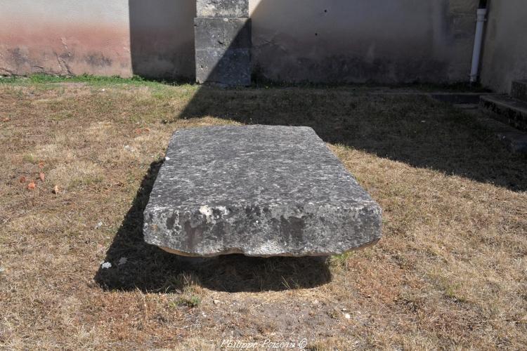 La pierre des morts de Fleury-Sur-loire un patrimoine