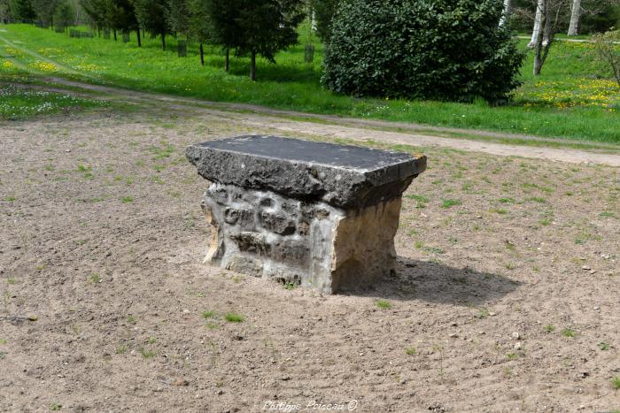 Pierre des morts de Lamenay sur Loire un patrimoine