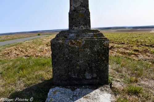 Pierre des morts de Latrault  Nièvre Passion