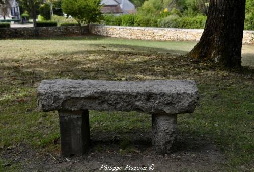 Pierre des morts de Tracy sur Loire 