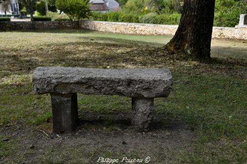 Pierre des morts de Tracy sur Loire 