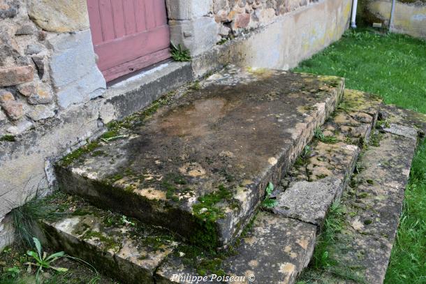 Pierre des morts de Villapourçon