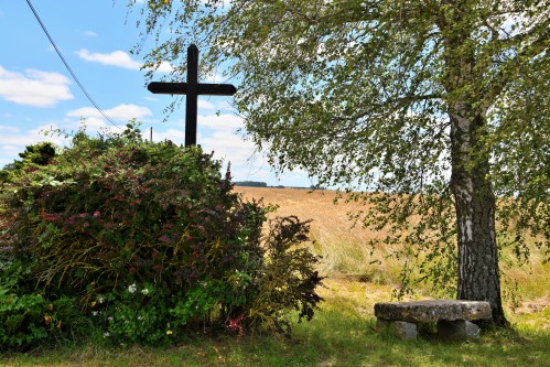 Pierre des morts et Croix de Chevannes-Changy Nièvre Passion