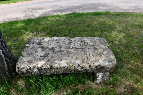 Pierre des morts et Croix de Chevannes-Changy Nièvre Passion