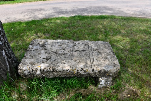 Pierre des morts et Croix de Chevannes-Changy Nièvre Passion