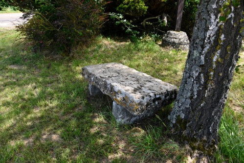 Pierre des morts et Croix de Chevannes-Changy Nièvre Passion