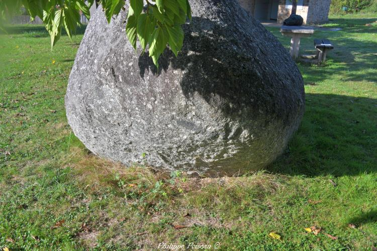 La pierre Saint-Maurice de la Gare-de-Millay