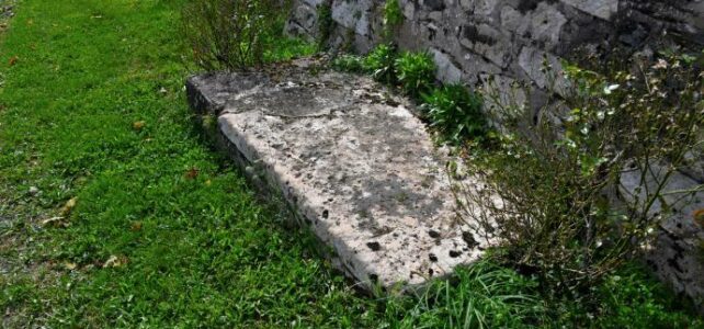 Pierre des morts de la croix d'Onlay